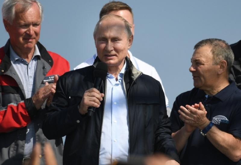 Путин за рулем КамАЗа проехал по Крымскому мосту Путин за рулем КамАЗа проехал по Крымскому мосту